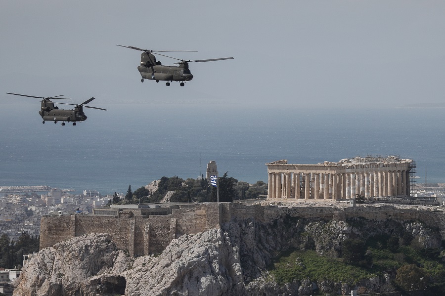 Ένας διαφορετικός εορτασμός της 25ης Μαρτίου – Πέταξαν Mirage και ελικόπτερα πάνω από την Αθήνα (Photos)