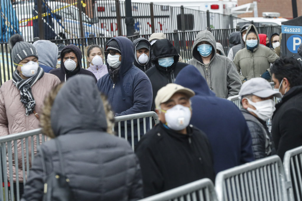 ΗΠΑ: Ξεπέρασαν τους 1.000 οι νεκροί αλλά ο Τραμπ συνεχίζει να ζει στον κόσμο του