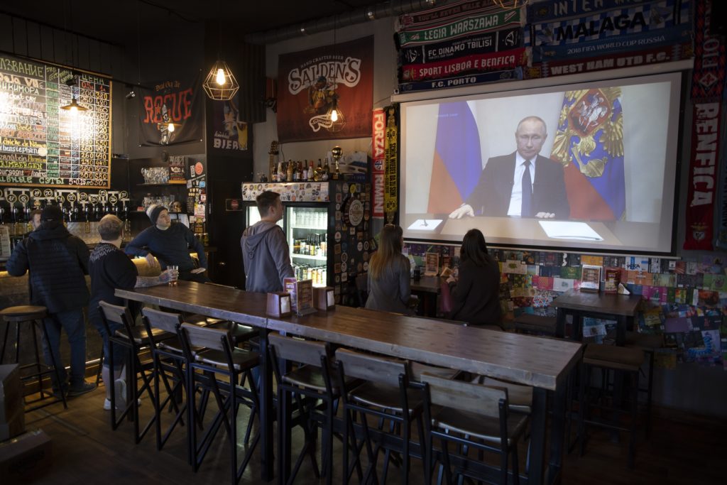 Κορονοϊός: Επεκτείνει τα μέτρα η Ρωσία – Κλείνει εστιατόρια και καφέ