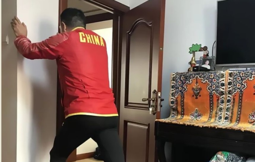 Κινέζος δρομέας έτρεξε 512 χιλιόμετρα στο σπίτι του στην καραντίνα!