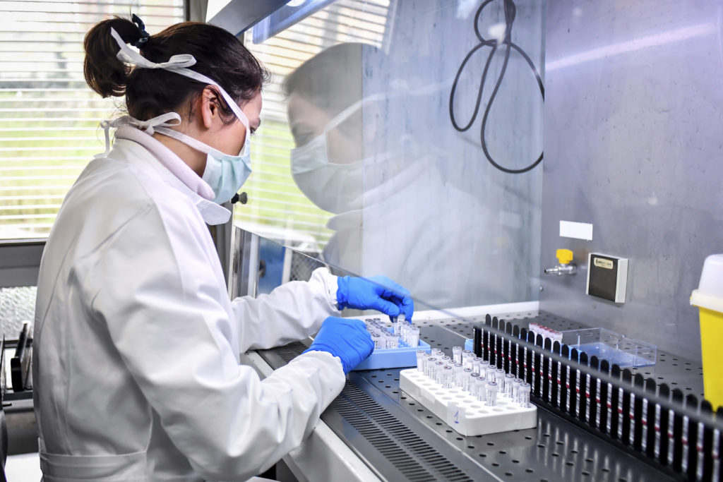 Κορονοϊός-Γερμανία: Πέτυχαν να εμποδίσουν τον πολλαπλασιασμό του ιού σε μολυσμένα ανθρώπινα κύτταρα