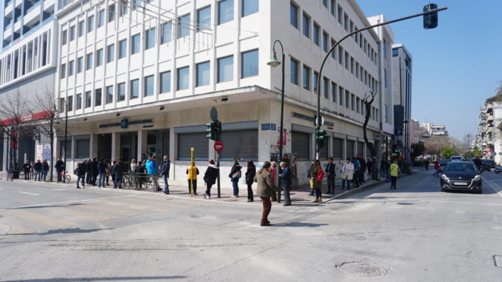 Ατελείωτες ουρές σε Θεσσαλονική και Λάρισα έξω από τράπεζες (Photos)