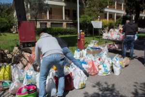 Ο Ρουβίκωνας μοίρασε είδη πρώτης ανάγκης στο Γεροκομείο Αθηνών