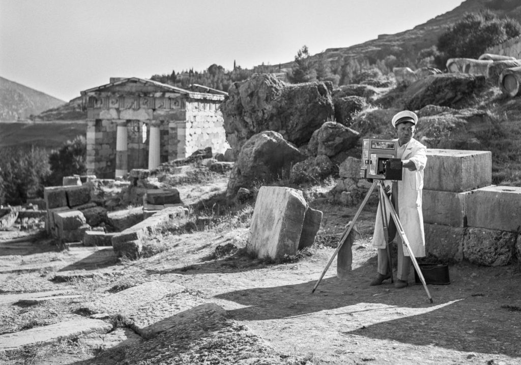 Ανοιχτές ξεναγήσεις για το κοινό στο αφιέρωμα του Robert McCabe «ΧΡΟΝΟΓΡΑΦΙΑ – Έκθεση για τα 180 χρόνια της Αρχαιολογικής Εταιρείας»