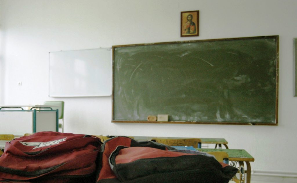 Το υπουργείο Παιδείας «στέλνει» τα σχολεία σε… αγώνα δρόμου για την παροχή laptop και tablet