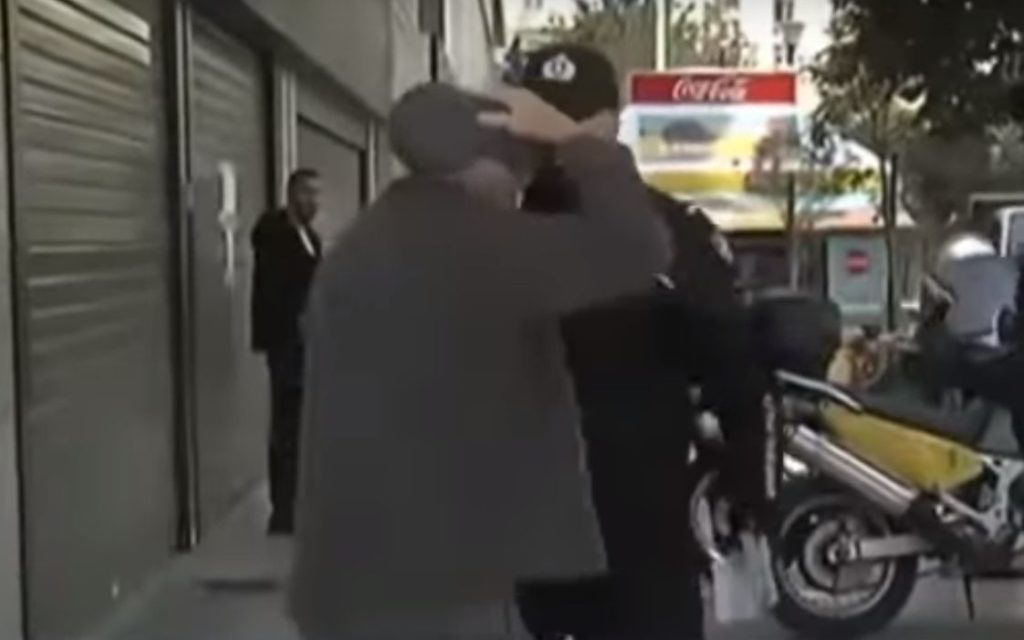 Σύνταγμα: Δημοτικός αστυνομικός κάνει… κεφαλοκλείδωμα σε ηλικιωμένο που αντέδρασε σε πρόστιμο (Video)