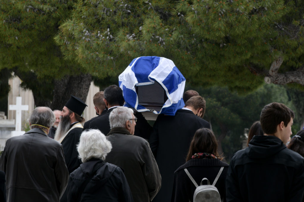Αυτή την ώρα η κηδεία του Μανώλη Γλέζου σε στενό οικογενειακό κύκλο