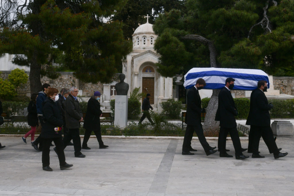 Το ύστατο χαίρε στον Μανώλη Γλέζο (Video & Photos)