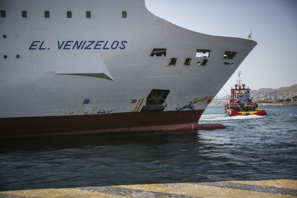 Έξω από λιμάνι του Πειραιά παραμένει «Ελευθέριος Βενιζέλος» με 20 κρούσματα κορονοϊού