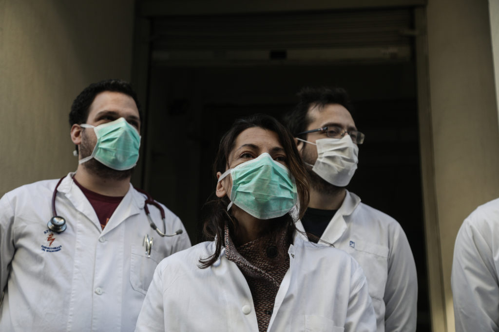 Νοσοκομειακοί γιατροί – Κορονοϊός: Το κράτος να αναλάβει την ευθύνη που του αναλογεί