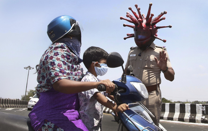 Ινδία: Αστυνομικός ντύθηκε «κορονοϊός» και τους προτρέπει να μείνουν σπίτια τους
