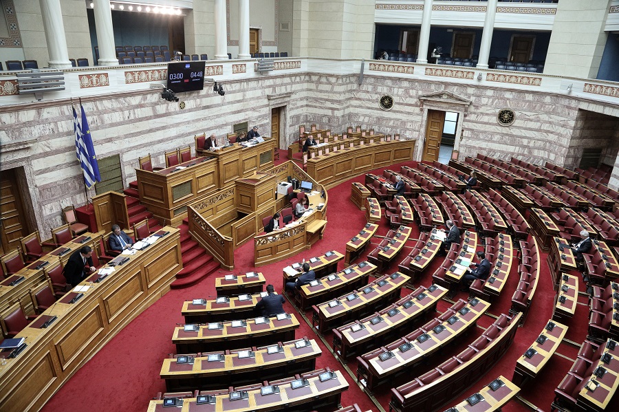 «Πέρασαν» από τη Βουλή τα μέτρα για την αντιμετώπιση της πανδημίας