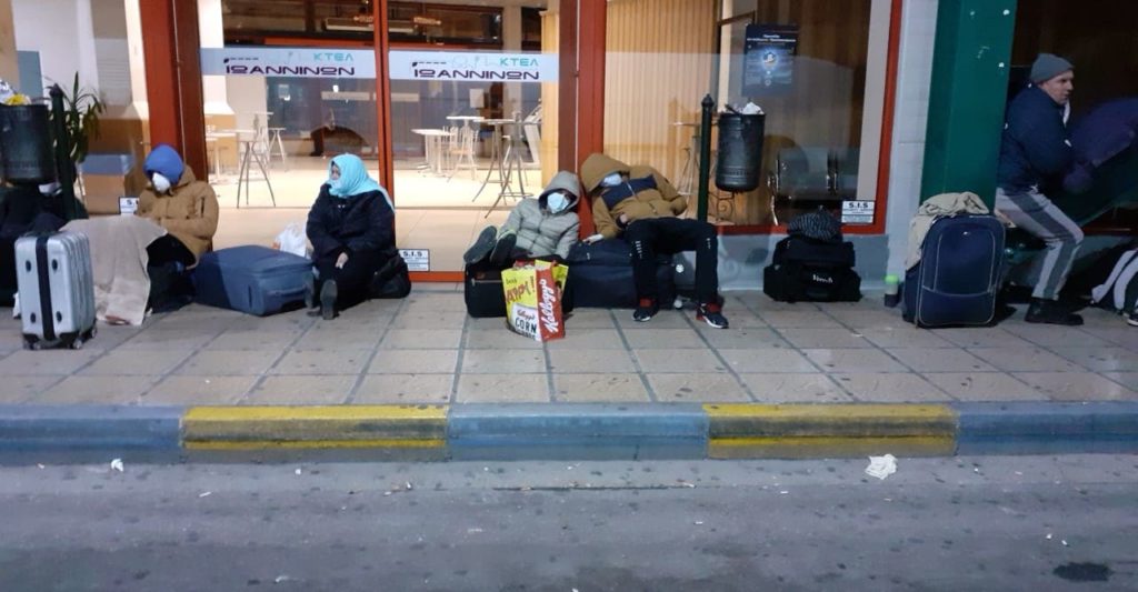 Δεκάδες άνθρωποι εγκλωβισμένοι στα σύνορα με την Αλβανία – Έκκληση να τους επιτραπεί η επιστροφή στην πατρίδα τους (Photos)