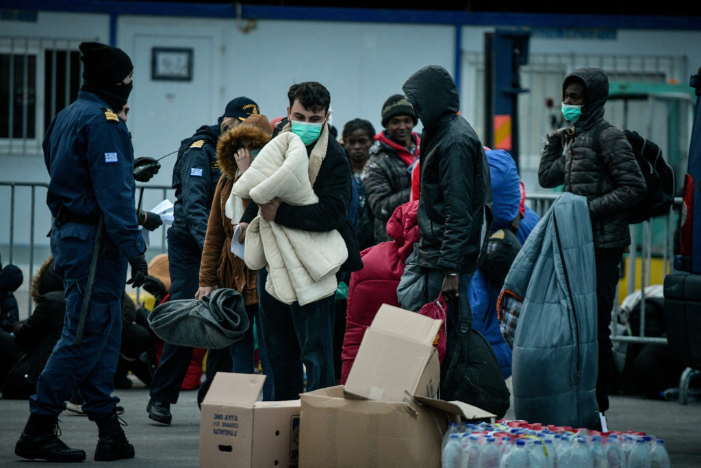 Στο λιμάνι του Πειραιά μεταφέρονται 163 μετανάστες και πρόσφυγες από τη Μυτιλήνη