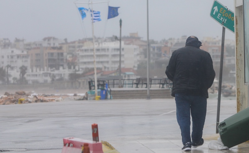 Σε εξέλιξη η νέα κακοκαιρία με βροχές, θυελλώδεις ανέμους και σκόνη στα νότια