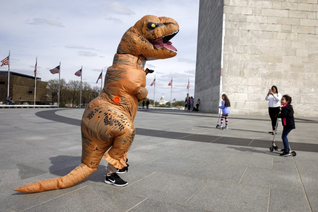 Jurassic Park η Ισπανία: Ξεκαρδιστικοί «τυραννόσαυροι» στους δρόμους εν μέσω καραντίνας