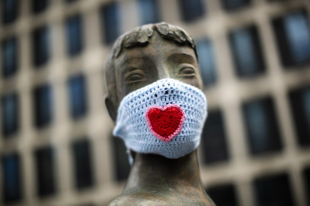 Υπέρ της ευρείας χρήσης μασκών οι αυστριακοί γιατροί: Καλές ακόμη και οι αυτοσχέδιες
