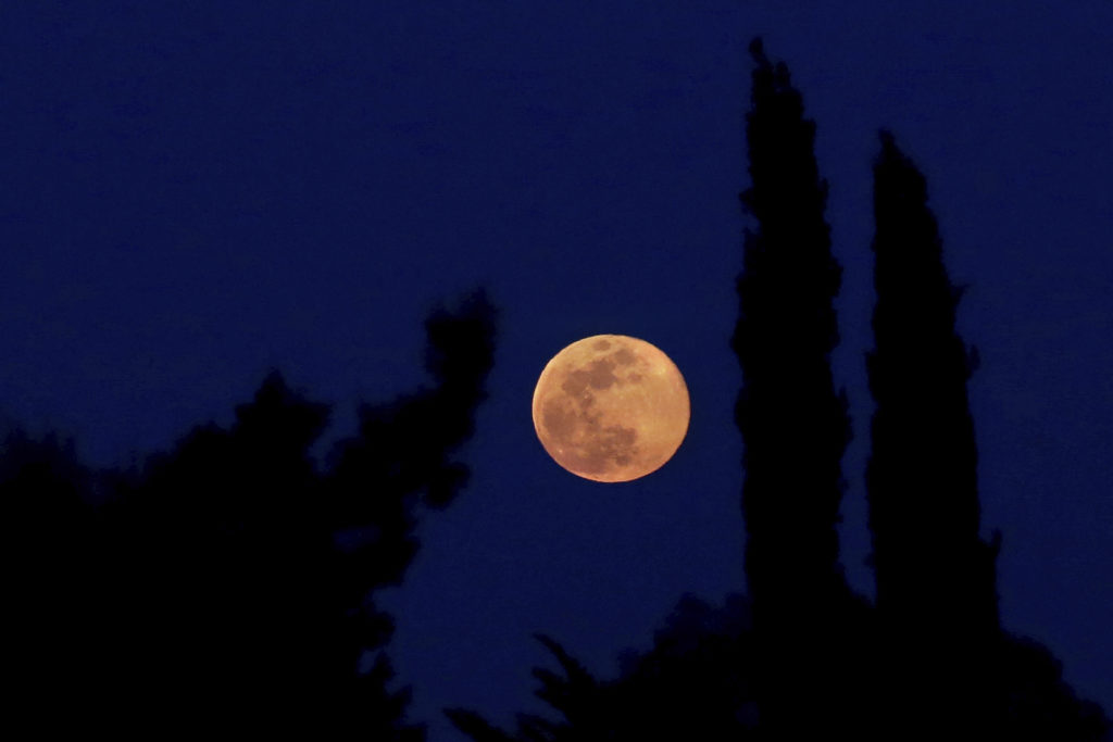 Εντυπωσιακή ροζ πανσέληνος: Η μεγαλύτερη σελήνη του 2020 στον ουρανό απόψε