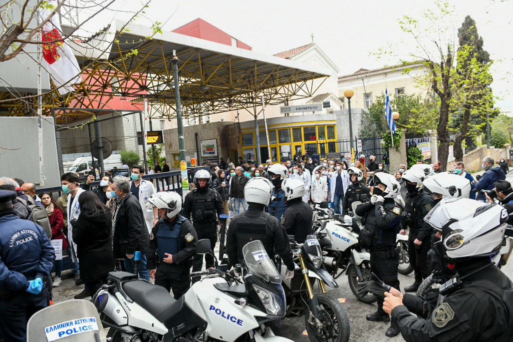 Οι αστυνομικοί πήγαν «μπουλούκι» για να διαλύσουν τον… συνωστισμό στον Ευαγγελισμό! (Photos)