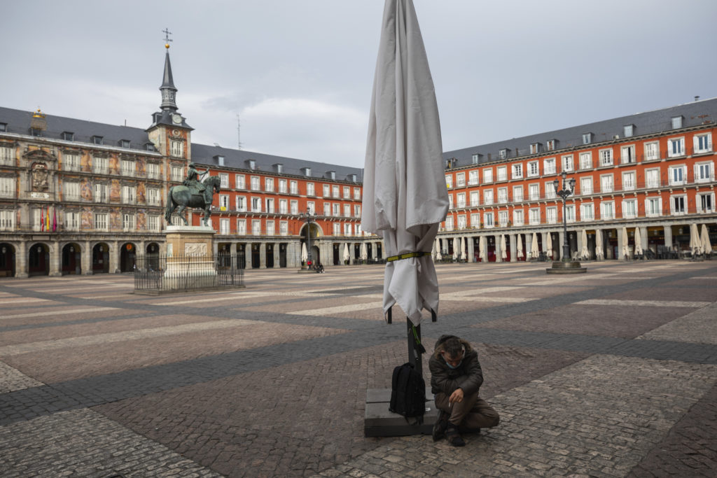 Ισπανία: Σκέψεις της κυβέρνησης Σoσιαλιστών/Podemos για θέσπιση καθολικού «εγγυημένου εισοδήματος»