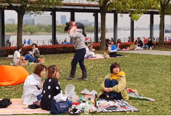 Κίνα: Μετά από μήνες καραντίνα, οι Κινέζοι ξεχύθηκαν στα πάρκα (Video)