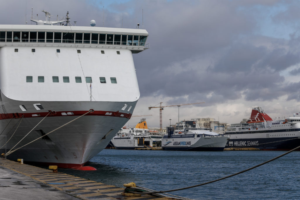 Σε ισχύ απαγορευτικό απόπλου το λιμάνι του Πειραιά – Πότε θα εξασθενήσουν οι άνεμοι