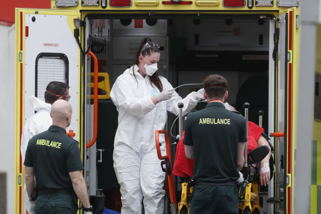 Κορονοϊός: 938 νεκροί μέσα σε 24 ώρες στη Βρετανία – Παρατείνεται το lockdown στην Ουαλία