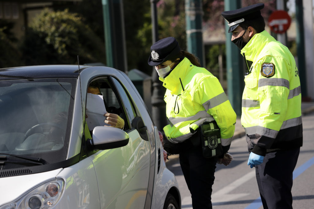 Αυστηρές προειδοποιήσεις στους Βολιώτες για τις ουρές στις τράπεζες και τα ομαδικά παιχνίδια