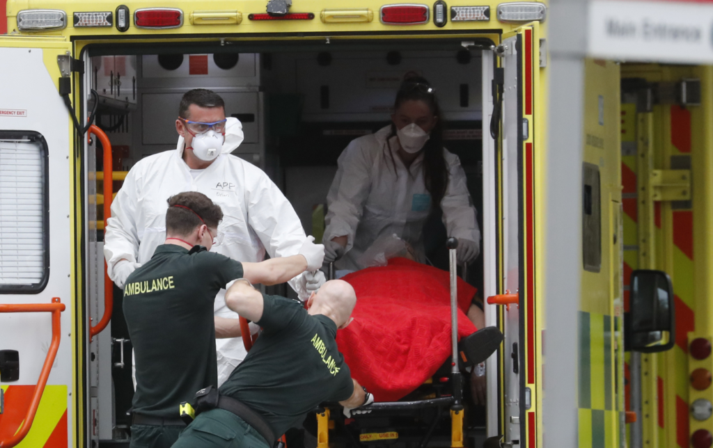 Βρετανία: Άλλοι 881 νεκροί σε 24 ώρες – «Είναι νωρίς για να κριθούν τα μέτρα», δήλωσε ο Ραμπ