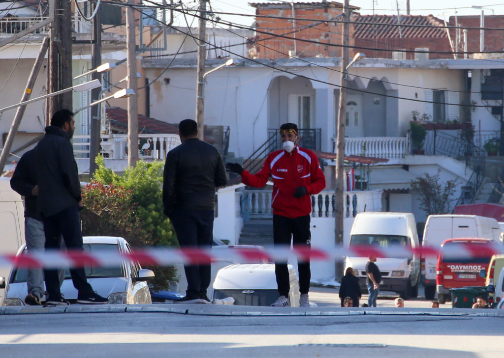 Λάρισα: Ξεκίνησαν τα μαζικά τεστ στον οικισμό των Ρομά – Σε καραντίνα και η δομή μεταναστών στο Κουτσόχερο