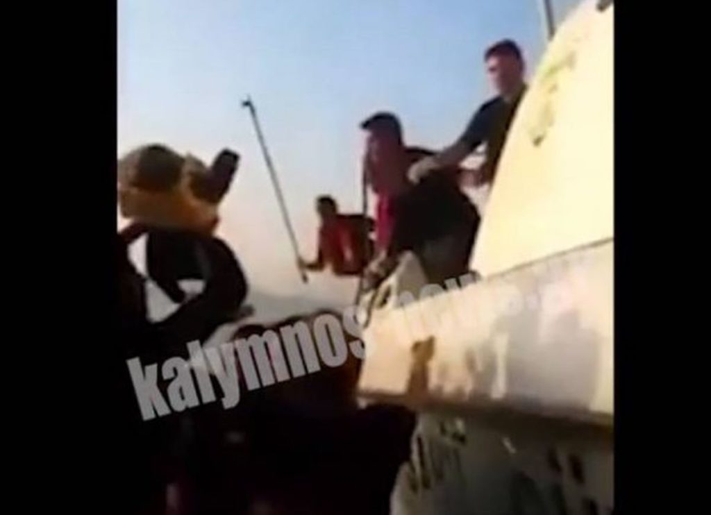 Βίντεο – ντοκουμέντο: Τούρκοι λιμενικοί χτυπούν πρόσφυγες σε βάρκα (Video)