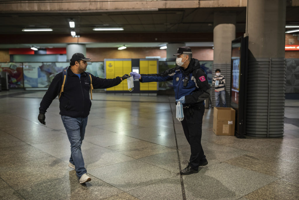 Οι Ισπανοί επιστρέφουν στις δουλειές – Αστυνομικοί μοιράζουν μάσκες στο μετρό (Photos)