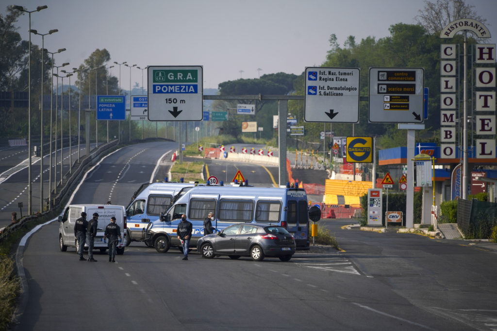 Οι Ιταλοί συμμορφώθηκαν και δεν προσπάθησαν να εγκαταλείψουν τις πόλεις τους για το Καθολικό Πάσχα