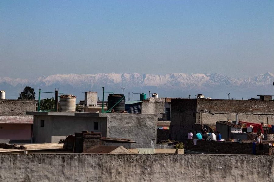 Ινδία: Μειώθηκε η ατμοσφαιρική ρύπανση – Μπορούν να δουν πάλι τα Ιμαλάια!