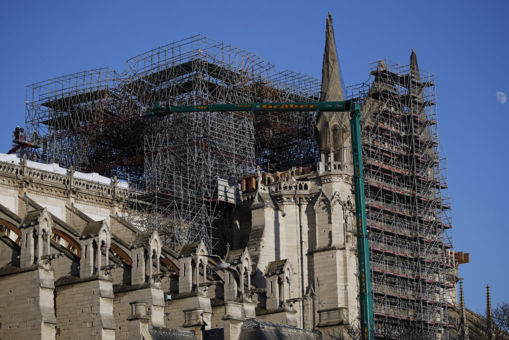 Ένας χρόνος μετά την πυρκαγιά στην Παναγία των Παρισίων – Τι υποσχέθηκε ο Μακρόν (Photos & Video)