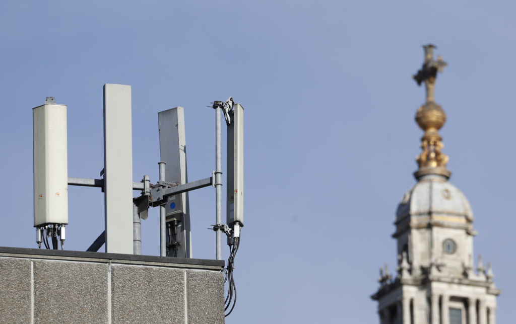 Βρετανία: Συνομωσιολόγοι συνδέουν το δίκτυο 5G με τον… κορονοϊό – Επιθέσεις σε 20 αναμεταδότες