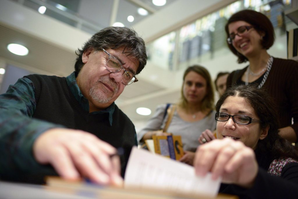 Πέθανε από κορονοϊό ο χιλιανός συγγραφέας Λουίς Σεπούλβεδα