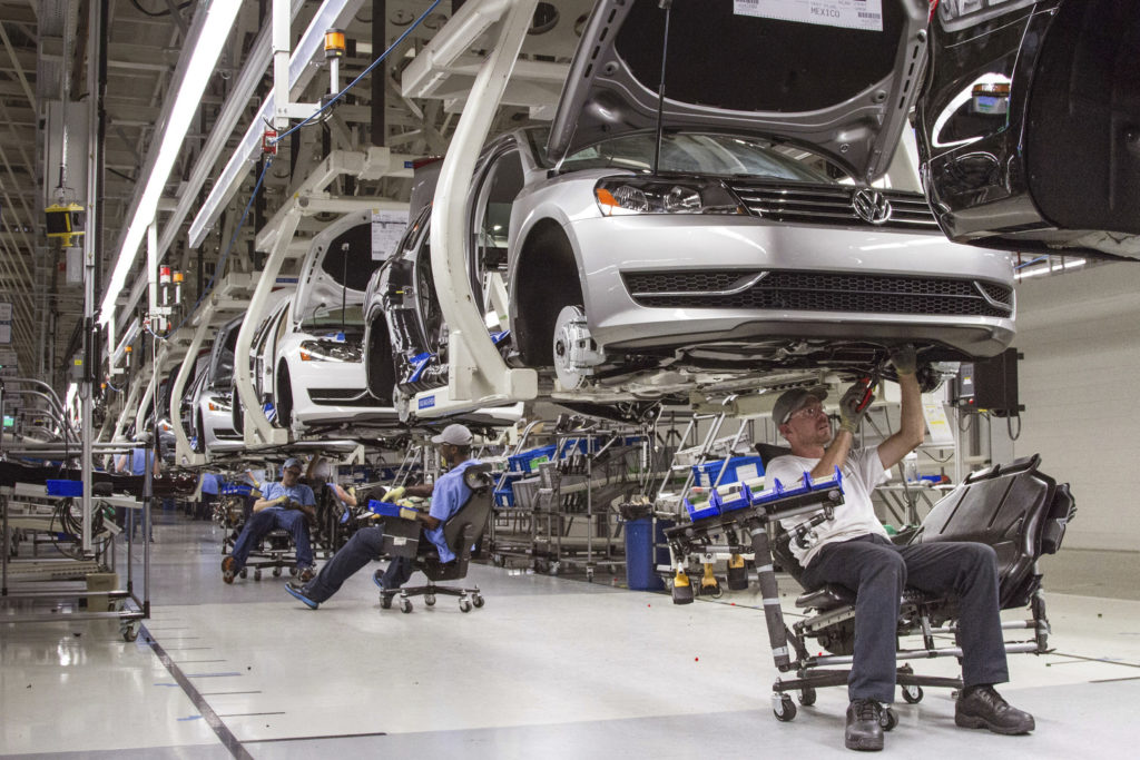 Κορονοϊός: Οι γερμανικές αυτοκινητοβιομηχανίες βάζουν ξανά μπροστά τις μηχανές