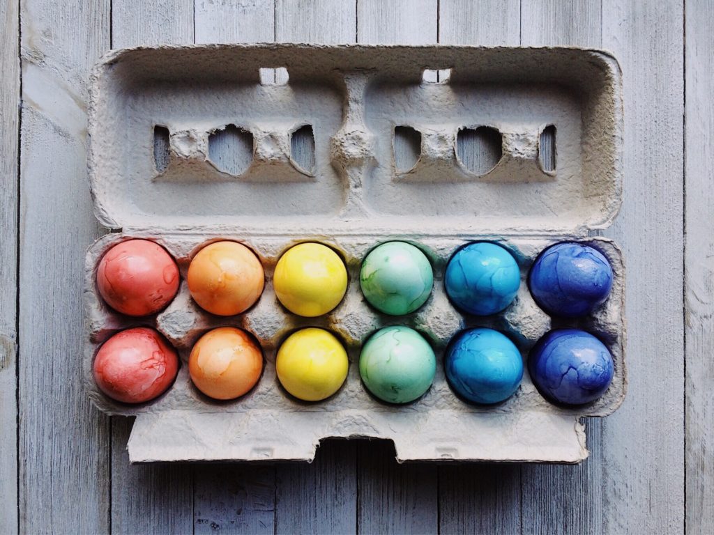 Πέντε κόλπα για το σωστό βάψιμο των πασχαλινών αυγών