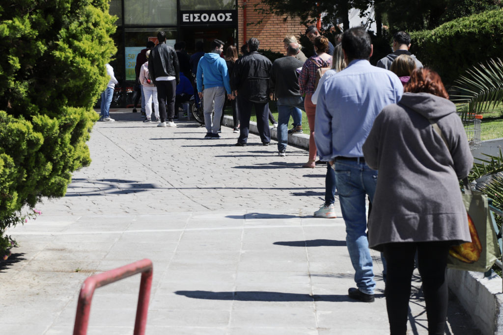 Ατελείωτες ουρές στα σούπερ μάρκετ – Παρατείνεται το ωράριο λειτουργίας έως τις 20:30 (Photos)