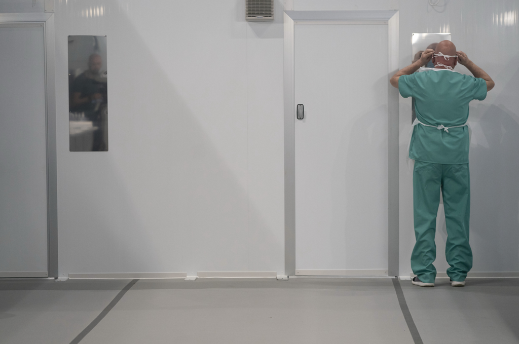 Guardian: Οδηγία στο ιατρικό προσωπικό να μην εξετάζει ασθενείς φορώντας ολόσωμες στολές λόγω ελλείψεων