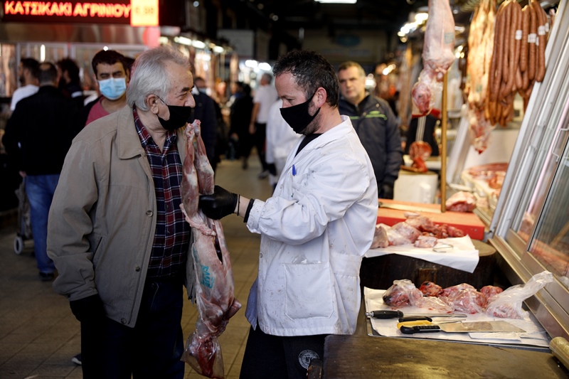 Ελεγχοι στην αγορά λίγο πριν το κλείσιμο