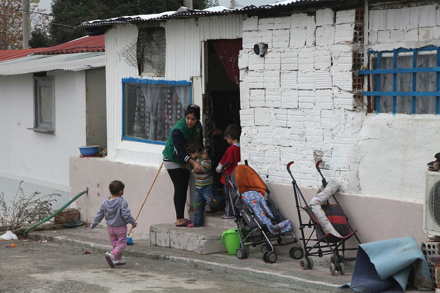 Ελληνες Ρομά: Απροστάτευτοι από τον κορονοϊό και τον ιό του ρατσισμού