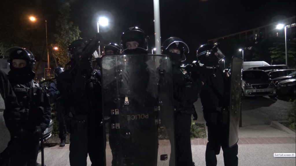 Γαλλία: Συνεχίστηκαν οι συγκρούσεις νεαρών με αστυνομικούς σε προάστια της πρωτεύουσας.