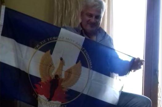 Η ΝΔ διέγραψε τον αντιπρόεδρο της ΔΗΜΤΟ Στυλίδας που πόζαρε με την σημαία της χούντας