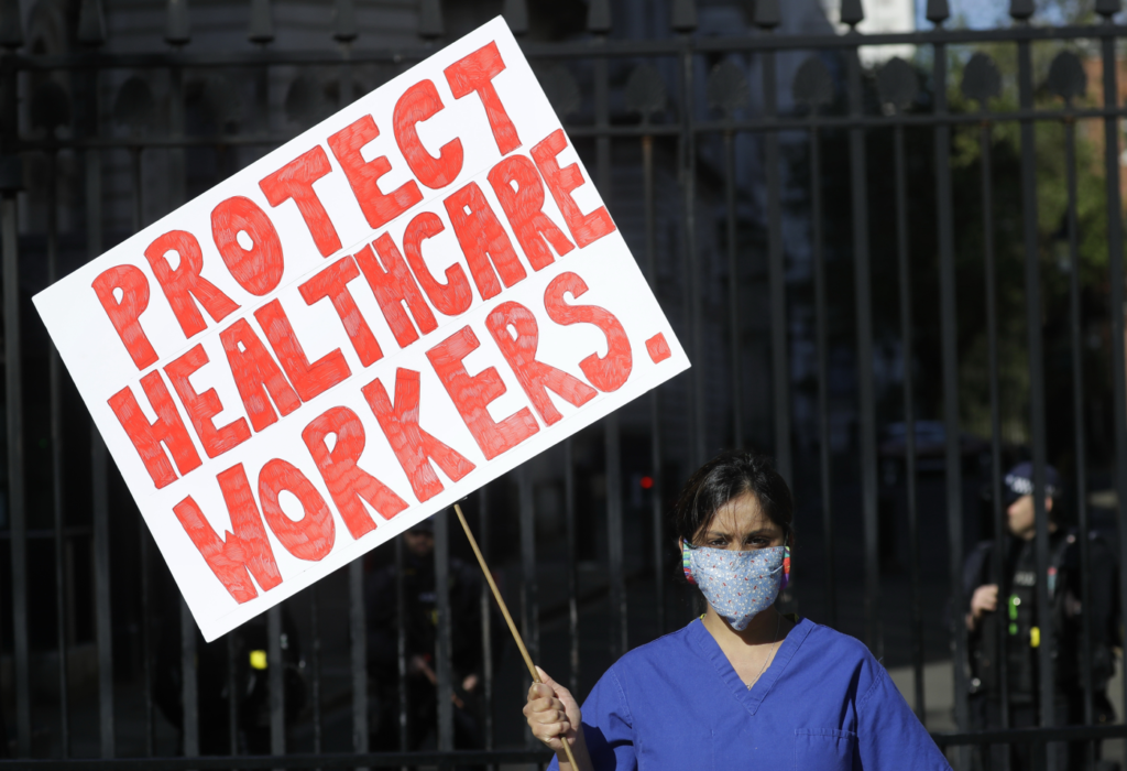 Βρετανία: Γιατροί προσέφυγαν στη δικαιοσύνη κατά της κυβέρνησης λόγω των ελλείψεων σε εξοπλισμό