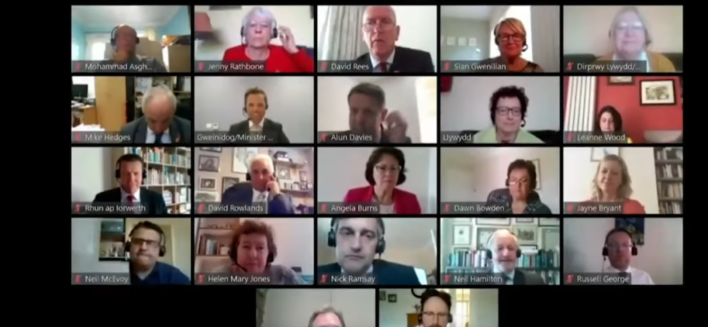 Ουαλία: Υπουργός ξέχασε ανοιχτό το μικρόφωνο σε τηλεδιάσκεψη – Όλοι άκουσαν το… φαρμακερό σχόλιό του (Video)