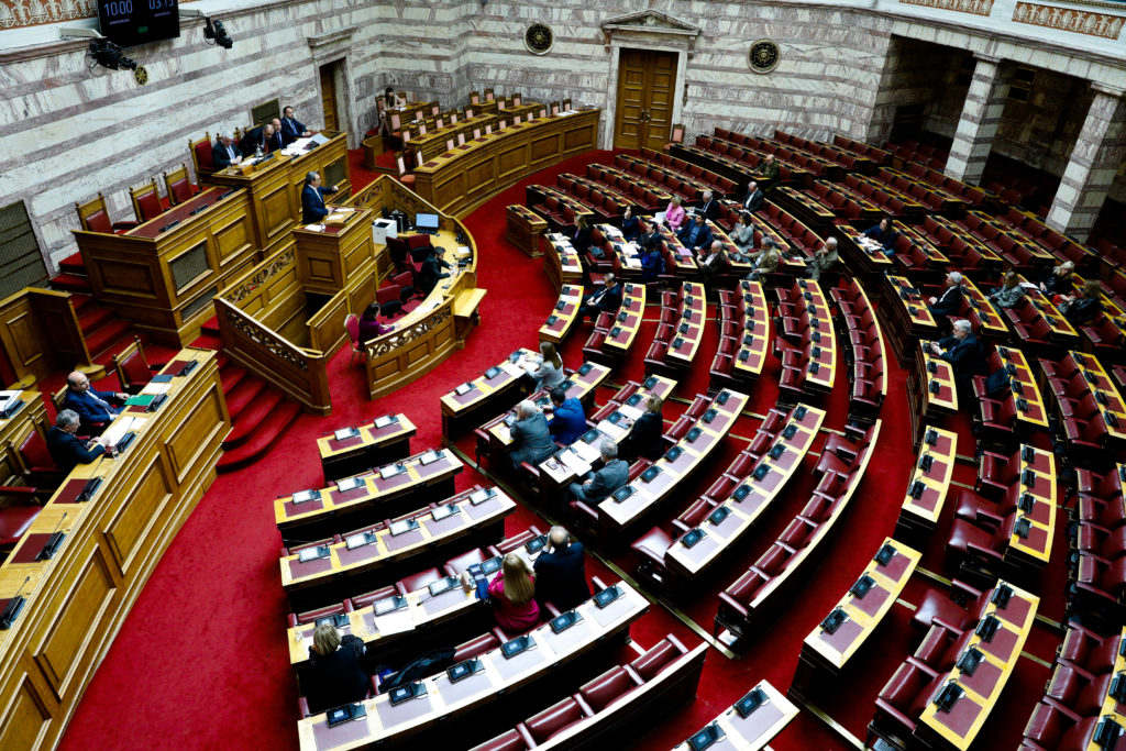 ΚΟ ΣΥΡΙΖΑ: «Η άρση των περιοριστικών μέτρων να ξεκινήσει από τη Βουλή»