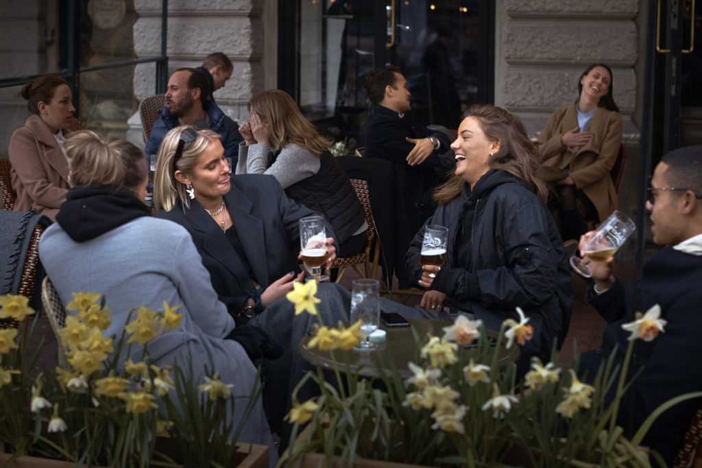 Κορονοϊός: Τώρα η Σουηδία κλείνει μπαρ και εστιατόρια που παρατηρείται συνωστισμός