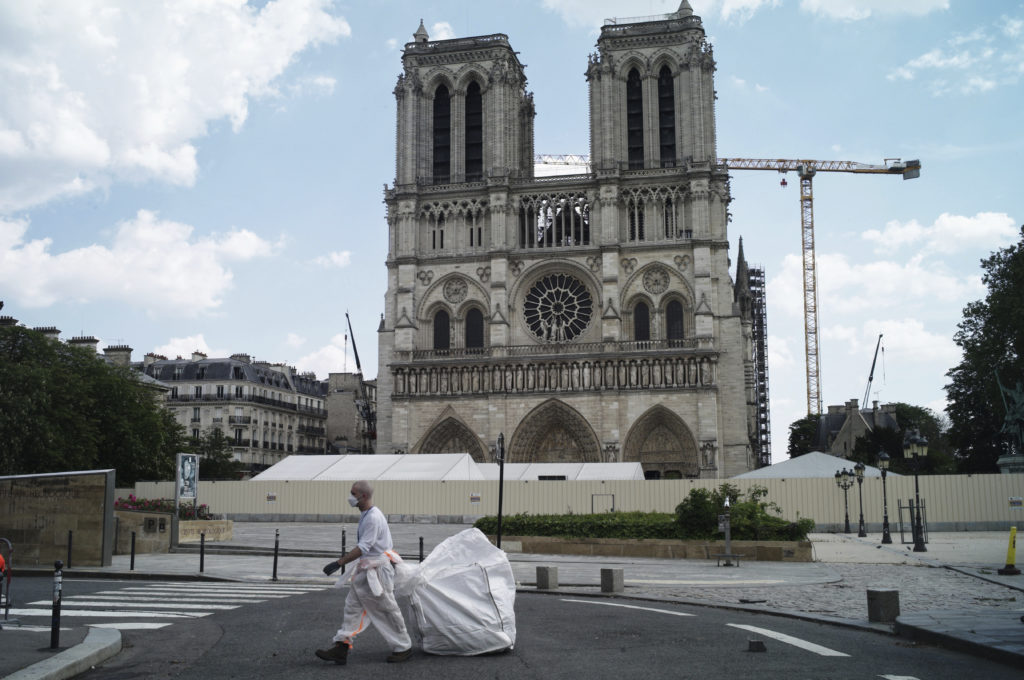 Παρίσι: Άνοιξαν πάλι τα εργοτάξια στη Notre Dame